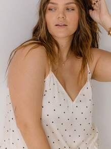 Aralina 曲线缎面荷叶边吊带背心和裤子波尔卡圆点两件套睡衣套装（含发圈） - 米色 - 查看 11