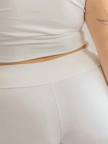 Aralina Curve Leisurewear Active 方领紧身胸衣短款上衣和配套的靴型七分裤套装两件套 - 白色 - 查看 3
