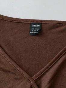 SHEIN Clasi 女士优雅性感 V 领短袖 T 恤，正面交叉拼接细节，荷叶边胸围，修身剪裁，咖啡色针织面料，春夏 - 棕色 - 查看 4