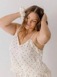 Aralina 曲线缎面荷叶边吊带背心和裤子波尔卡圆点两件套睡衣套装（含发圈） - 米色 - 查看 3