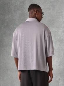 SUMWON Camisa plisada de diseñador, con cuello de botón oversize, manga corta, textura casual, ropa urbana de moda moderna, liviana para el verano y la primavera