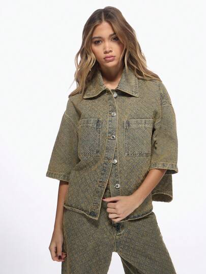 MISSGUIDED Chaqueta de camisa vaquera con estampado monogramado en toda la prenda, mangas cortas, estilo de moda callejera