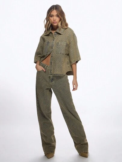 MISSGUIDED Chaqueta de camisa vaquera con estampado monogramado en toda la prenda, mangas cortas, estilo de moda callejera