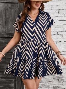 SHEIN VCAY Plus Size Elegancka granatowa sukienka koszulowa z krótkim rękawem i geometrycznym nadrukiem, luźna, krótka, swobodna, odpowiednia na lato, plażę i dzień Świętego Patryka - Niebieski - Zobacz 4