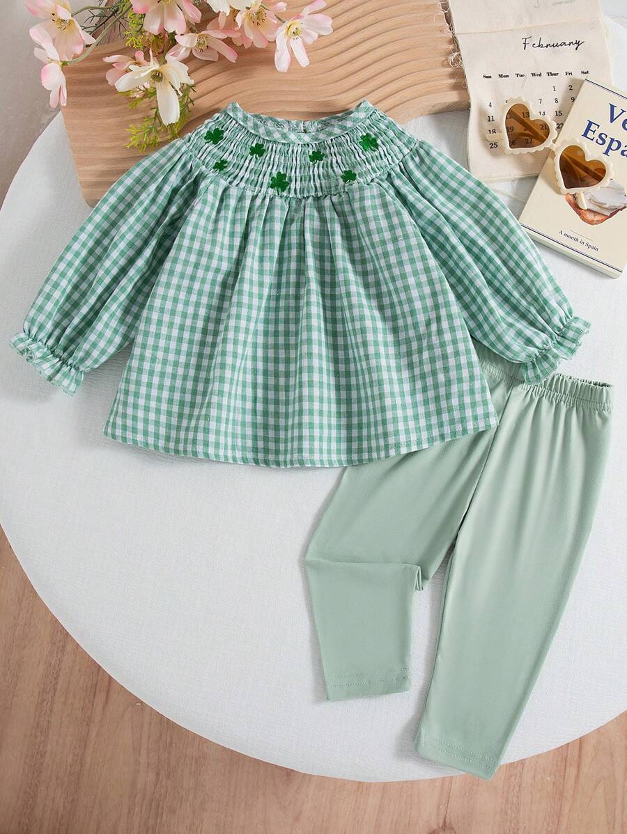 SHEIN Conjunto de roupa natalina para bebê menina: blusa xadrez vermelha com bordado de Papai Noel, mangas compridas e modelagem solta, combinada com calça vermelha também em tecido macio. - Verde - Ver 1