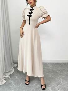 Chiquease Đầm nữ bó sát eo phía trước cài nút màu tương phản cổ đứng tay bồng phong cách Trung Hoa mới - Màu Khaki - Xem 3