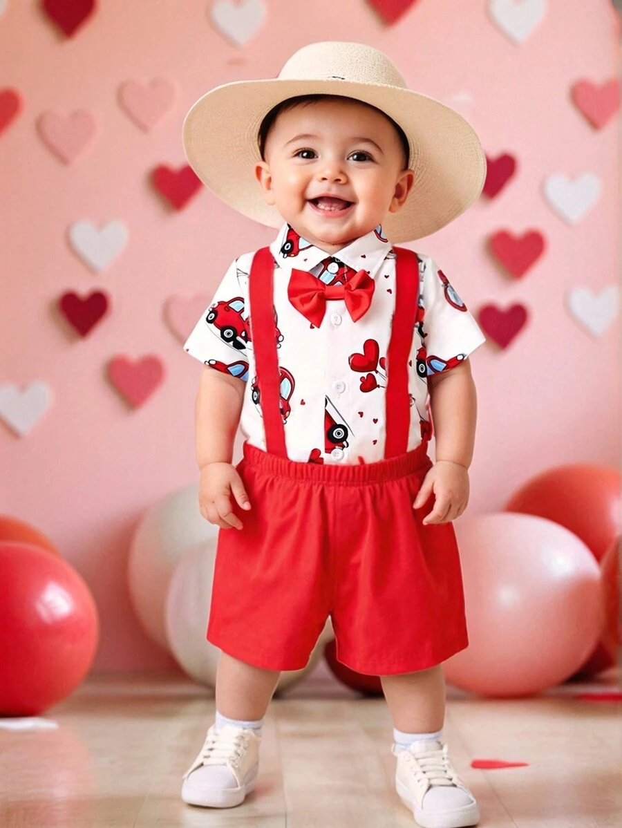 SHEIN 2 件装男婴情人节汽车图案绅士蝴蝶结 Polo 衫和背带短裤套装，适合夏季，适合情人节派对、户外活动、舒适居家休闲、运动郊游、度假和旅行、情人节服装、情人节服装、儿童服装、幼儿服装、婴儿服装，6M-3T - 紅色 - 查看 1