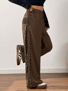 SHEIN EZwear 大码棕色豹纹抽绳休闲阔腿运动裤，侧边条纹，适合毕业季、返校季、教师节等场合，女士款 - 棕色 - 查看 1