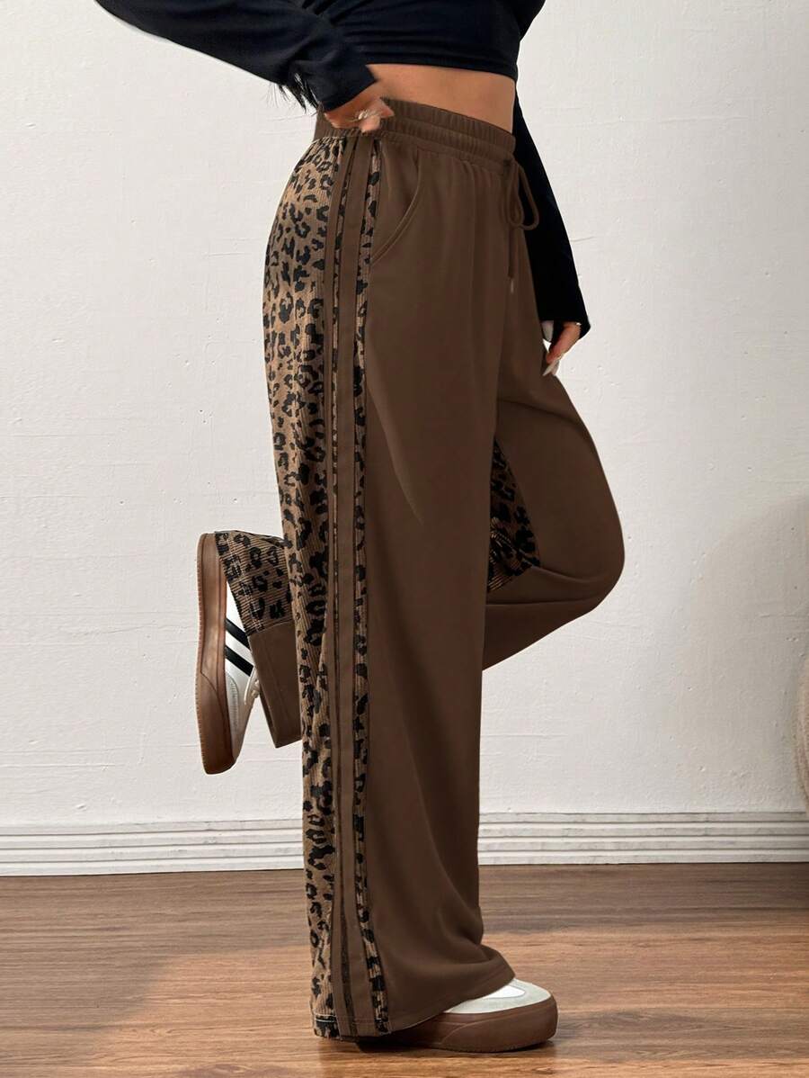 SHEIN EZwear 大码棕色豹纹抽绳休闲阔腿运动裤,侧边条纹,适合毕业季、返校季、教师节等场合,女士款 - 棕色 - 查看 1