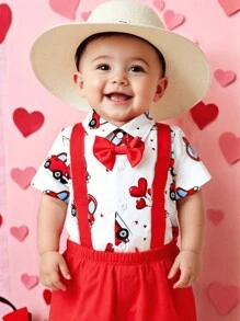 SHEIN 2 件装男婴情人节汽车图案绅士蝴蝶结 Polo 衫和背带短裤套装，适合夏季，适合情人节派对、户外活动、舒适居家休闲、运动郊游、度假和旅行、情人节服装、情人节服装、儿童服装、幼儿服装、婴儿服装，6M-3T - 紅色 - 查看 4