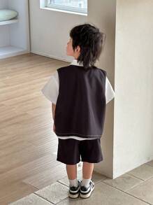 SHEIN Leap Crew Set de 3 piezas estilo uniforme escolar coreano para niños pequeños, que incluye: camisa de manga corta de unicolor con cuello tejido, chaleco con diseño de pespunte de contraste y pantalones cortos casuales de cintura elástica de unicolor - Blanco y Negro - Ver 2