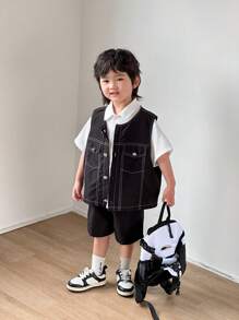 SHEIN Leap Crew Set de 3 piezas estilo uniforme escolar coreano para niños pequeños, que incluye: camisa de manga corta de unicolor con cuello tejido, chaleco con diseño de pespunte de contraste y pantalones cortos casuales de cintura elástica de unicolor - Blanco y Negro - Ver 1