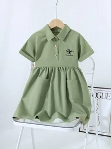 SHEIN Vestido informal tipo cargo con bordado en el cuello, estilo vestido de verano de manga corta, elegante y de moda, con bolsillos, para niñas, 2025 - Verde - Ver 1
