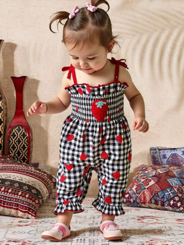 SHEIN Vintaside Kids Barboteuse plaid noir et blanc à imprimé fraise, avec bretelles brodées fraise. Tenue d'été décontractée et mignonne pour bébé fille