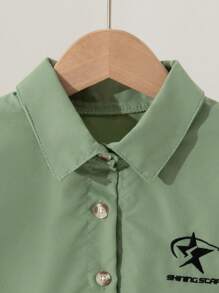 SHEIN Vestido informal tipo cargo con bordado en el cuello, estilo vestido de verano de manga corta, elegante y de moda, con bolsillos, para niñas, 2025 - Verde - Ver 3