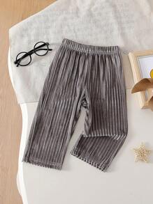 SHEIN Pantalones rectos de unicolor para niñas con diseño de costillas minimalista, que muestran el profesionalismo y la moda del bebé. Hechos de tela premium, la silueta recta clásica se combina con patrones mínimos, creando un estilo atemporal. Estos pantalones son adecuados para varios escenarios de uso: ya sea aventuras al aire libre, disfrutar de la belleza del otoño, usar cómodamente en casa, tiempo de deportes activos y animados, u organizar relajadamente fiestas de vacaciones, pueden mantener al bebé elegante y cómodo, mostrando completamente su gusto de moda. - Gris - Ver 7