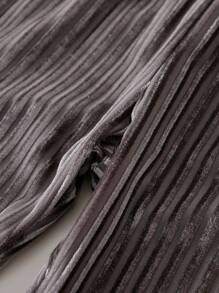 SHEIN Pantalones rectos de unicolor para niñas con diseño de costillas minimalista, que muestran el profesionalismo y la moda del bebé. Hechos de tela premium, la silueta recta clásica se combina con patrones mínimos, creando un estilo atemporal. Estos pantalones son adecuados para varios escenarios de uso: ya sea aventuras al aire libre, disfrutar de la belleza del otoño, usar cómodamente en casa, tiempo de deportes activos y animados, u organizar relajadamente fiestas de vacaciones, pueden mantener al bebé elegante y cómodo, mostrando completamente su gusto de moda. - Gris - Ver 6