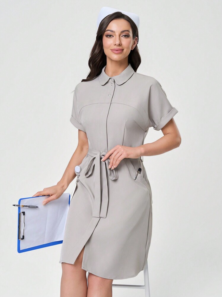 Scrubzie 带斜口袋的抗皱 V 领短袖连衣裙，女式护士制服连衣裙 - 杏色 - 查看 3