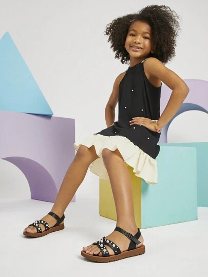 Mini mi 畅销儿童珍珠装饰带扣平底 PU 黑色凉鞋 - 优雅、时尚、舒适。