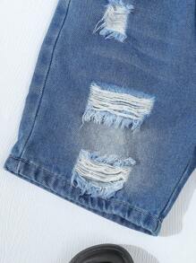 年轻男孩宽松直筒破洞牛仔短裤，浅蓝色洗水牛仔裤街头装，百搭夏装