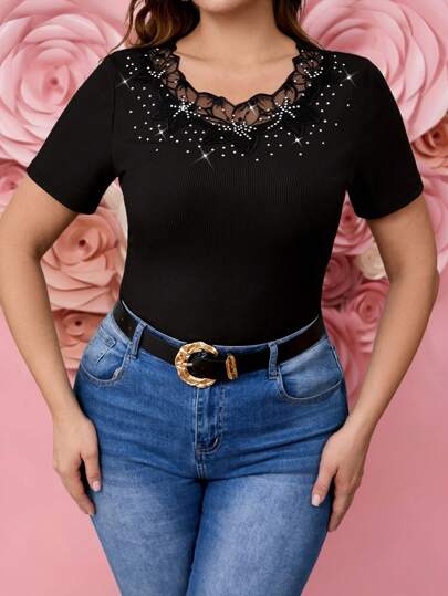 SHEIN Clasi 曲线加大码女式刺绣短袖 T 恤，饰有闪亮水钻，适合优雅日常穿着、商务休闲女装、外出装、情人节、情人装、夏季/春季装、复古装、女式工作服、老钱风格女装、办公室装、度假装、情人节服装、女式夏季上衣、外出装、蕾丝上衣