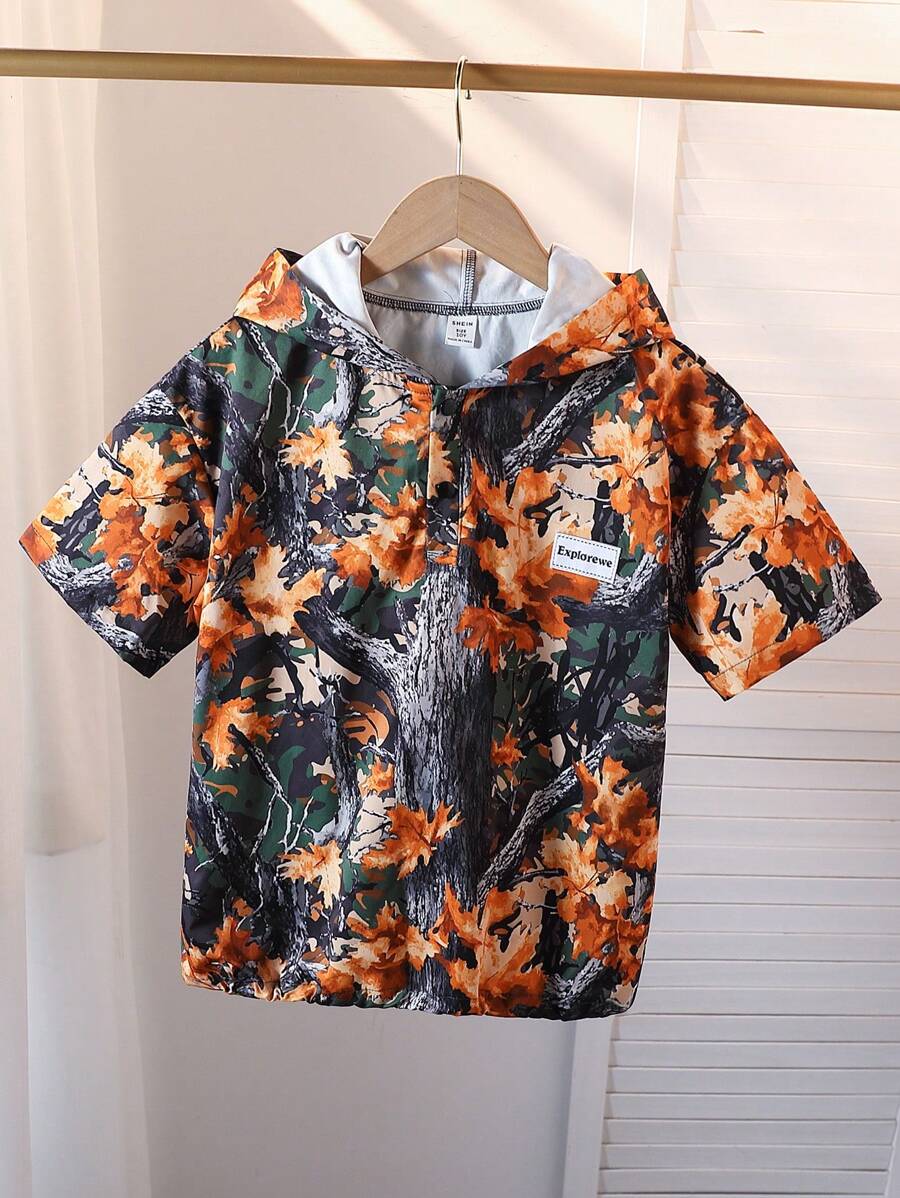 SHEIN 青少年男孩休闲树枝迷彩印花连帽短袖衬衫 - 彩色 - 查看 1