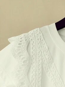 SHEIN LUNE تي شيرت نسائي برقعة من الدانتيل الأبيض عصري للصيف - أبيض - مشاهدة 4