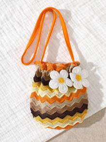 穿着五彩条纹和可爱包包连衣裙的小女孩