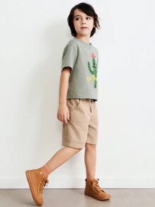 SHEIN 年轻男孩可爱仙人掌图案 T 恤和宽松卡其短裤套装，休闲日常穿着，春季 - 綠色 - 查看 3