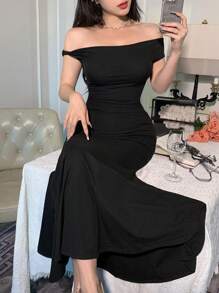 DAZY تنورة ذات طيّة أمامية مجعدة بحافة ذيل الحورية وأكتاف مكشوفة من قطعتين ، ذات لون سادة وقطعة عليا مناسبة للسيدات