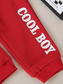 SHEIN 2 pièces/Ensemble sweat-shirt à capuche et pantalon oversize pour jeunes garçons avec imprimé voiture tout-terrain et lettres artistiques. Le sweat-shirt à capuche contrasté apporte des couches visuelles et une allure mode. Tissu doux et agréable sur la peau avec des poignets de jambe élastiques. Convient pour le quotidien, les sports, l'école et les activités extérieures.