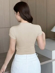 DAZY 女士性感别致常规肩部镂空不对称短款短袖 T 恤，夏季可爱上衣 - 米色 - 查看 3