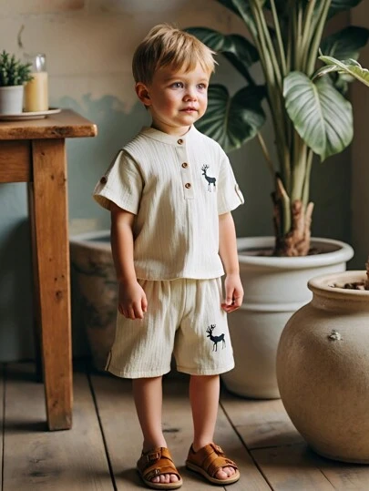 SHEIN Bộ áo sơ mi tay ngắn họa tiết hươu và quần short cho bé trai