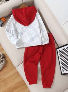 SHEIN 2 pièces/Ensemble sweat-shirt à capuche et pantalon oversize pour jeunes garçons avec imprimé voiture tout-terrain et lettres artistiques. Le sweat-shirt à capuche contrasté apporte des couches visuelles et une allure mode. Tissu doux et agréable sur la peau avec des poignets de jambe élastiques. Convient pour le quotidien, les sports, l'école et les activités extérieures.