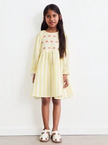 SHEIN 年轻女孩黄色条纹粉色刺绣前褶皱泡泡袖喇叭下摆宽松连衣裙，波西米亚风格度假 - 黃色 - 查看 4