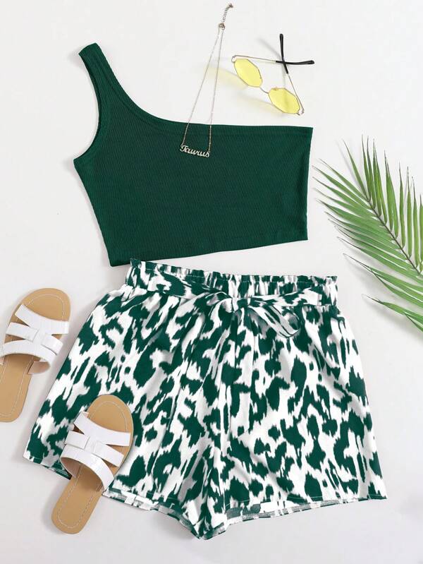 SHEIN VCAY Conjunto de dos piezas talla grande en verde: top de un hombro y shorts con estampado abstracto, atuendo de vacaciones