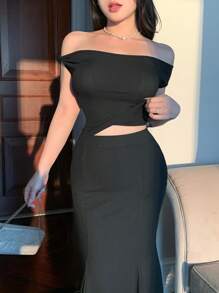 DAZY تنورة ذات طيّة أمامية مجعدة بحافة ذيل الحورية وأكتاف مكشوفة من قطعتين ، ذات لون سادة وقطعة عليا مناسبة للسيدات