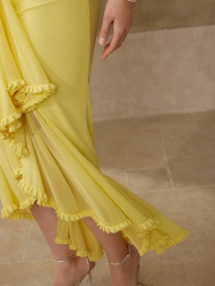 VESTIDO ROMÂNTICO FEMININO DE MALHA ELÁSTICA E TULE COM OMBROS DE FORA