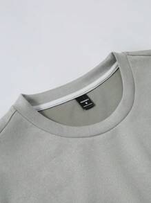 Manfinity Hypemode "Men's Casual Daily Style, Spring Vacation Look, INS Matching Item: Unique Niche Suede Fabric Short-Sleeve T-Shirt In Light Gray-Green With A 3D Foam Printed Design On The Front, Featuring A Heart And The Valentine's Day Slogan 'I FEEL IN LOVE WITH YOU INSTANTLY.' This T-Shirt Is Perfect For Spring And Summer Outfits And Ideal For Matching Couple Styles, Making It A Great Gift For Boyfriends Or Husbands."