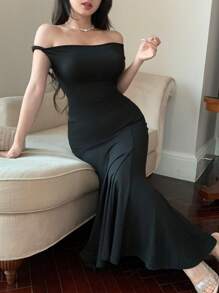 DAZY تنورة ذات طيّة أمامية مجعدة بحافة ذيل الحورية وأكتاف مكشوفة من قطعتين ، ذات لون سادة وقطعة عليا مناسبة للسيدات