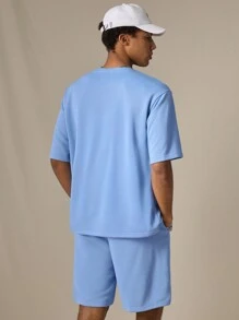 Manfinity RebelGame 标准尺寸男士时尚休闲 3D 压花 LA 文字图案浅蓝色 T 恤套装