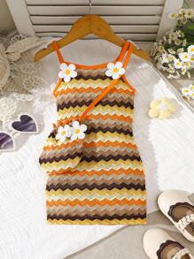 穿着五彩条纹和可爱包包连衣裙的小女孩