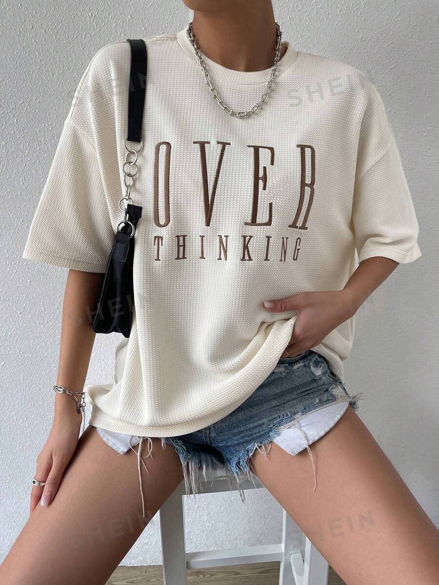Chiquease Camiseta holgada de mujer con cuello redondo y manga de hombro caído, con estampado del eslogan "Pienso demasiado", para camisetas gráficas de mujer en verano