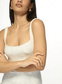 MISSGUIDED 纹理锦缎蓬蓬迷你连衣裙，修身胸衣，泡泡裙摆，方领无袖，适合派对、晚宴、特殊场合、婚礼宾客等时尚场合。 - 白色 - 查看 3