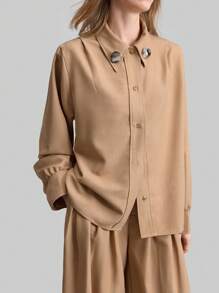 Ontre Chemise décontractée à manches longues pour femmes, motif rétro de pièces de monnaie kaki, avec décoration de boucle métallique, pour un port quotidien