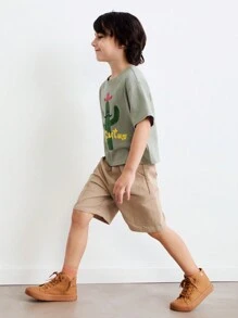SHEIN 年轻男孩可爱仙人掌图案 T 恤和宽松卡其短裤套装，休闲日常穿着，春季 - 綠色 - 查看 7