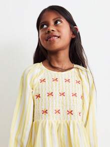 SHEIN 年轻女孩黄色条纹粉色刺绣前褶皱泡泡袖喇叭下摆宽松连衣裙，波西米亚风格度假 - 黃色 - 查看 5
