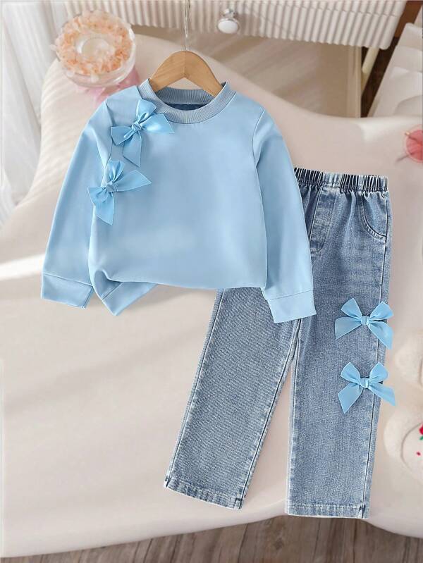 SHEIN Kleine Mädchen Süßes lässiges Rundhals Langarm Sweatshirt mit lockerer, fester Schleife und Denim Hose mit geradem Bein und elastischer Taille, Herbst, Drop-Shoulder
