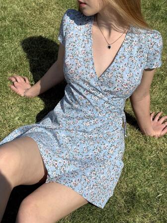 SHEIN EZwear Summer Women's Resort Wear, Romantic Spring Dresses, Women's Vacation Casual Ditsy Floral Lace-Up Dresses,Sun Dress