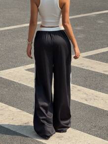 Pantalones de tiro bajo con contraste blanco y negro y estampado de letras